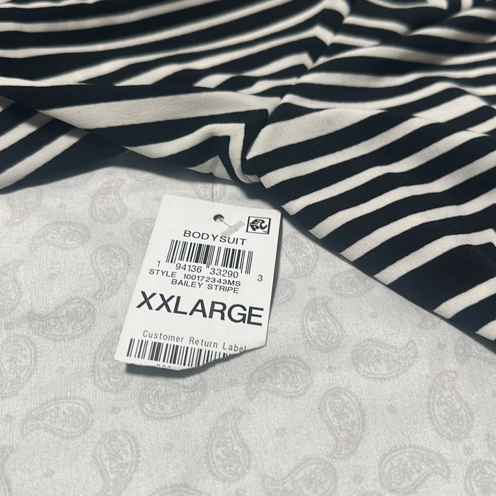 Women's Printed Black and White V-Neck Long Sleeve Jumpsuit - Picture 7 of 7